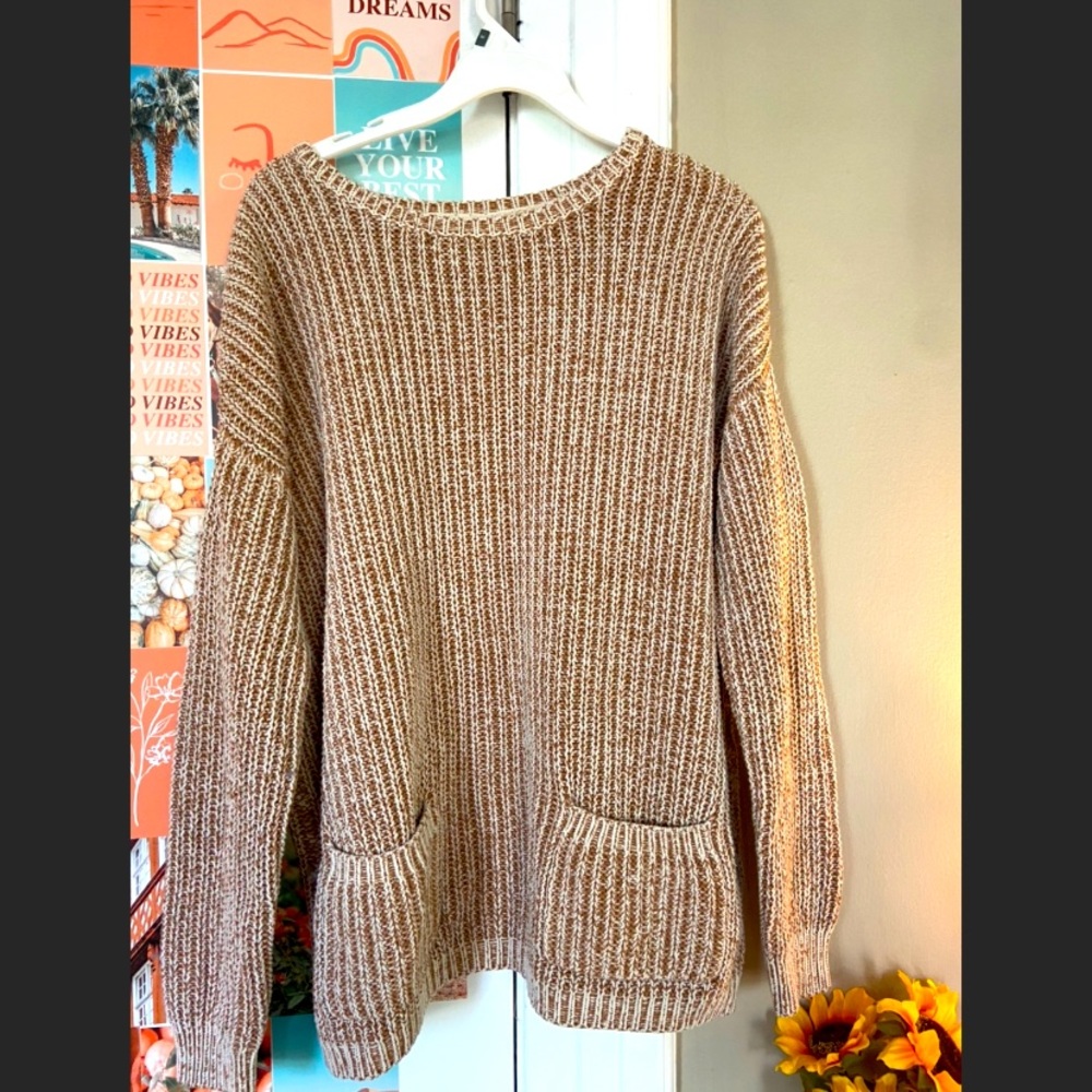 Brown/White Sweater with pockets